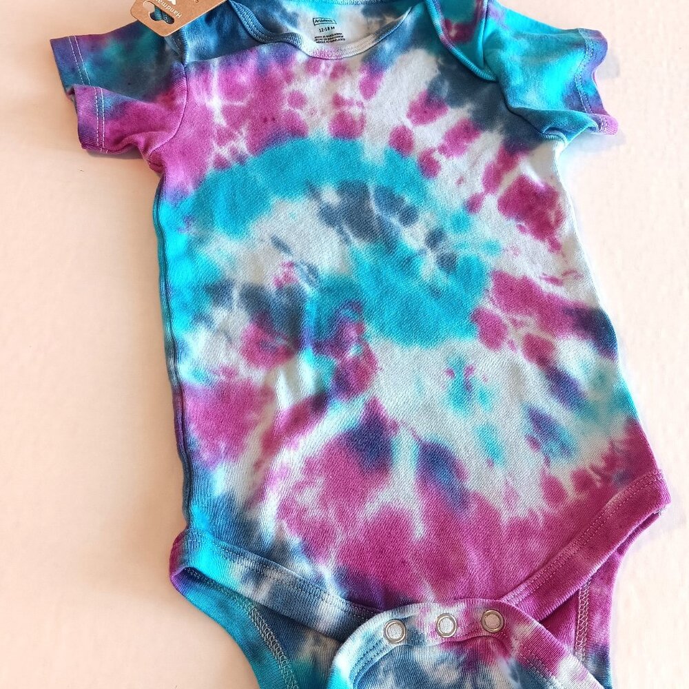 Tie Dye Baby Body Suit With 3 Snap Crotch Blue Pink Purple Swirls Size 12-18 MOS - Picture 1 of 16